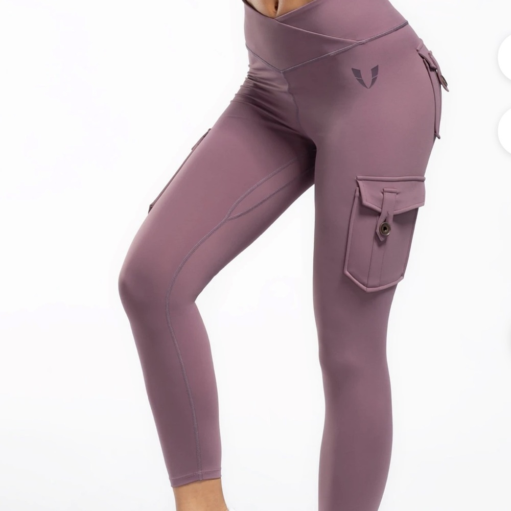 NWOT - V-Waist Cargo Legging